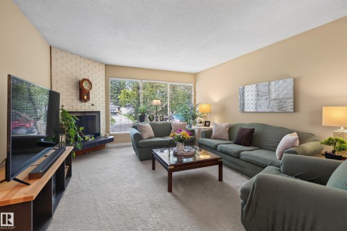 15 Linwood Crescent, St. Albert, AB - Indoor Photo Showing Living Room