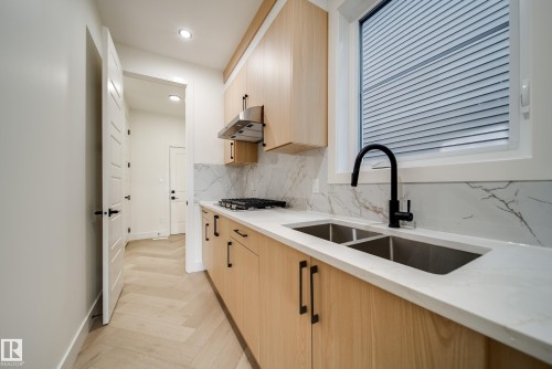 5 Pierwyck Loop, Spruce Grove, AB - Indoor Photo Showing Kitchen With Double Sink With Upgraded Kitchen