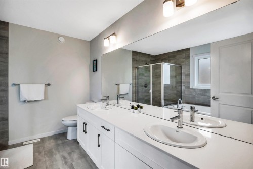 4930 Kinney Road Sw, Edmonton, AB - Indoor Photo Showing Bathroom