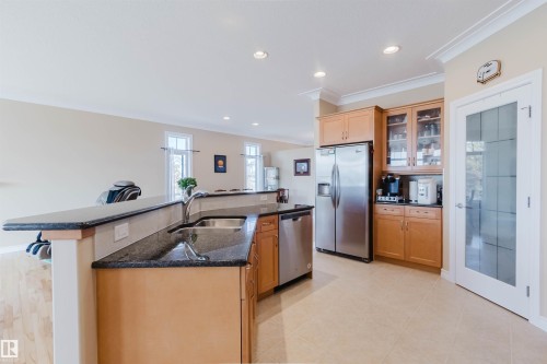 6604 Sandin Cove Nw, Edmonton, AB - Indoor Photo Showing Kitchen