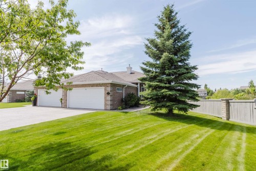 Expansive front lawn with mature trees - 6604 Sandin Cove Nw, Edmonton, AB - Outdoor