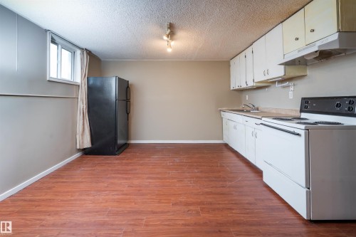 12919 66 Street Nw, Edmonton, AB - Indoor Photo Showing Kitchen