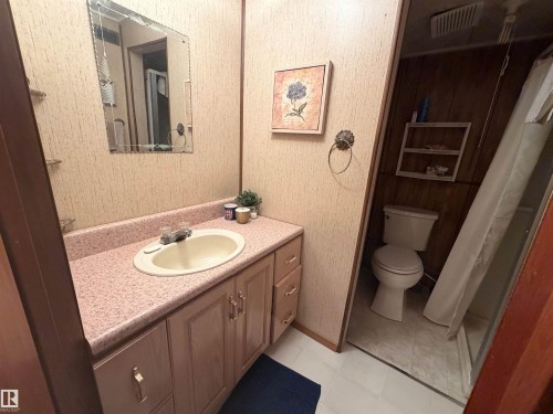 515 5Th St. Norris Beach, Rural Wetaskiwin County, AB - Indoor Photo Showing Bathroom