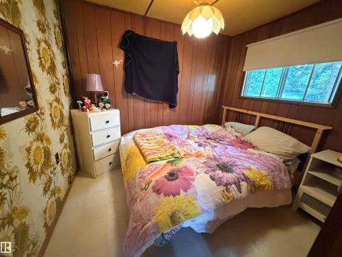 515 5Th St. Norris Beach, Rural Wetaskiwin County, AB - Indoor Photo Showing Bedroom