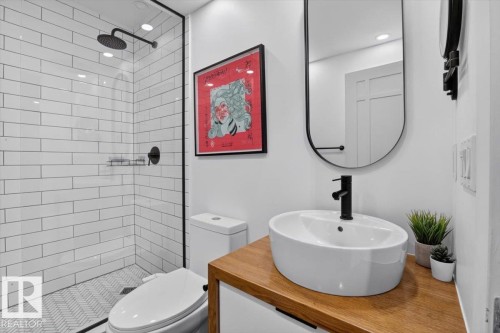 10951 62 Avenue Nw, Edmonton, AB - Indoor Photo Showing Bathroom