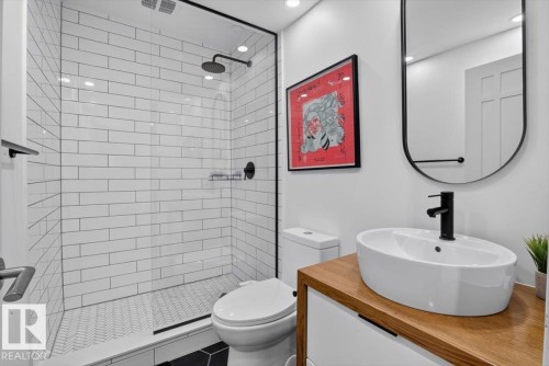 10951 62 Avenue Nw, Edmonton, AB - Indoor Photo Showing Bathroom