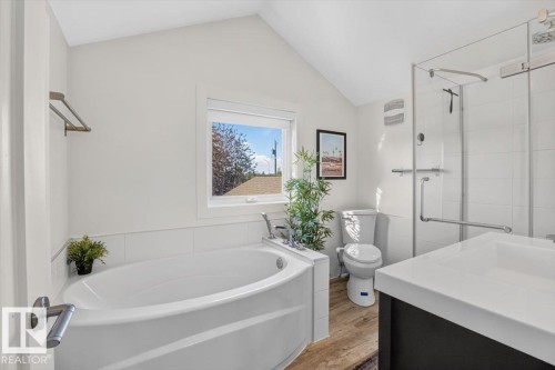10951 62 Avenue Nw, Edmonton, AB - Indoor Photo Showing Bathroom
