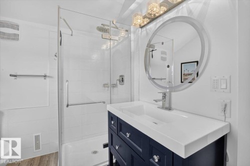 10951 62 Avenue Nw, Edmonton, AB - Indoor Photo Showing Bathroom