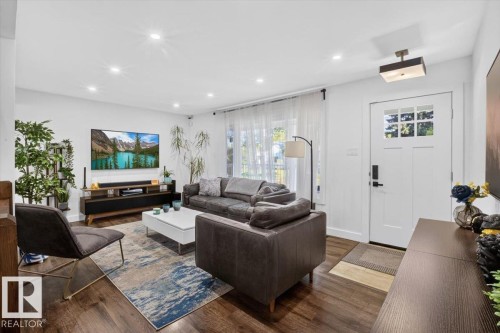 10951 62 Avenue Nw, Edmonton, AB - Indoor Photo Showing Living Room