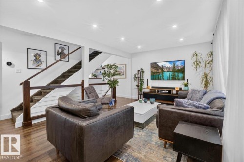 10951 62 Avenue Nw, Edmonton, AB - Indoor Photo Showing Living Room