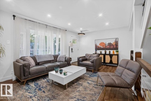 10951 62 Avenue Nw, Edmonton, AB - Indoor Photo Showing Living Room
