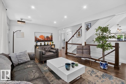 10951 62 Avenue Nw, Edmonton, AB - Indoor Photo Showing Living Room