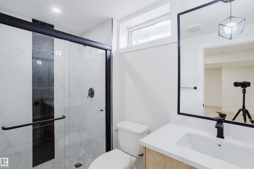 4103 111A Street Nw, Edmonton, AB - Indoor Photo Showing Bathroom
