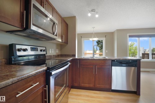 #33 445 Brintnell Bv Nw, Edmonton, AB - Indoor Photo Showing Kitchen