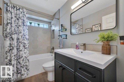 6909 159A Avenue Nw, Edmonton, AB - Indoor Photo Showing Bathroom