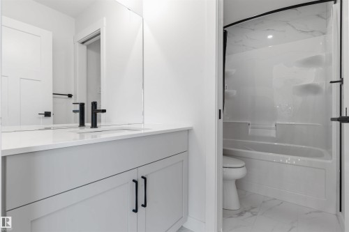 22328 88 Avenue Nw, Edmonton, AB - Indoor Photo Showing Bathroom