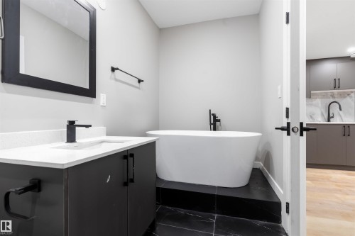 22328 88 Avenue Nw, Edmonton, AB - Indoor Photo Showing Bathroom