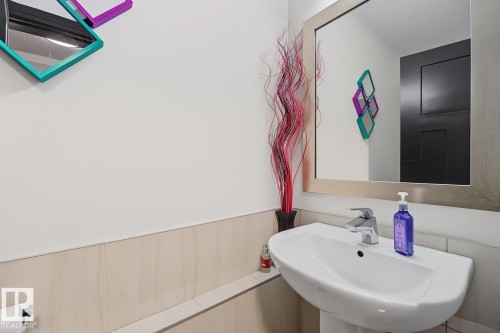 3629 Hummingbird Way Nw, Edmonton, AB - Indoor Photo Showing Bathroom