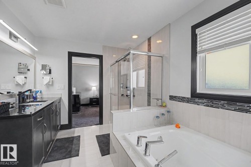 3629 Hummingbird Way Nw, Edmonton, AB - Indoor Photo Showing Bathroom