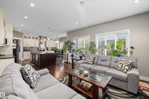 967 175 Street Sw, Edmonton, AB - Indoor Photo Showing Living Room