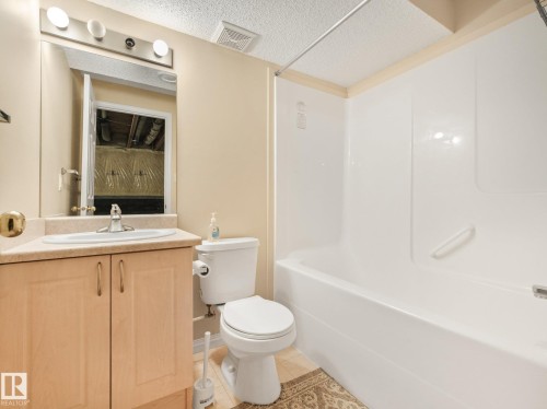 4-piece bathroom - 1142 Barnes Way Sw, Edmonton, AB - Indoor Photo Showing Bathroom