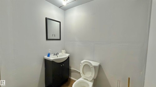 3520 17B Avenue Nw, Edmonton, AB - Indoor Photo Showing Bathroom