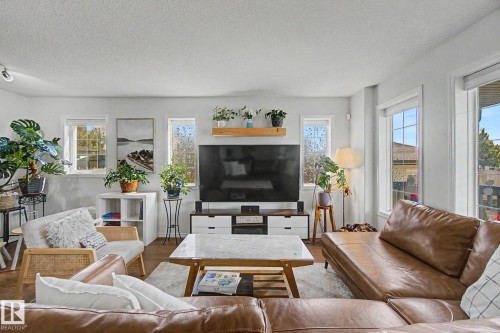 15727 141 Street Nw, Edmonton, AB - Indoor Photo Showing Living Room