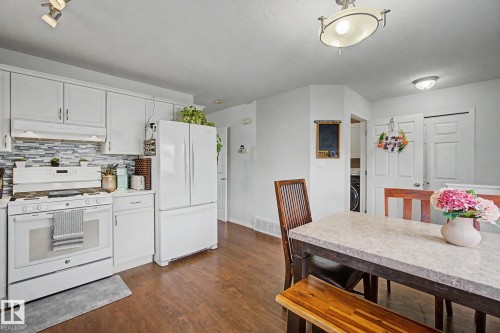 15727 141 Street Nw, Edmonton, AB - Indoor Photo Showing Kitchen