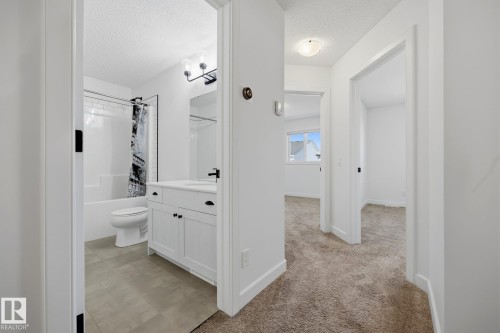 3234 Chernowski Way Sw, Edmonton, AB - Indoor Photo Showing Bathroom