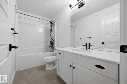 3234 Chernowski Way Sw, Edmonton, AB - Indoor Photo Showing Bathroom