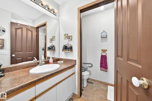 Double panel interior door - 13069 37 Street Nw, Edmonton, AB - Indoor Photo Showing Bathroom