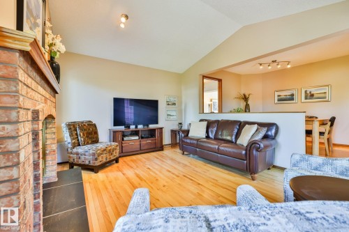 3764 30 Street Nw, Edmonton, AB - Indoor Photo Showing Living Room