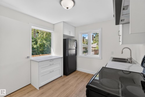 12306 95 Street Nw, Edmonton, AB - Indoor Photo Showing Kitchen