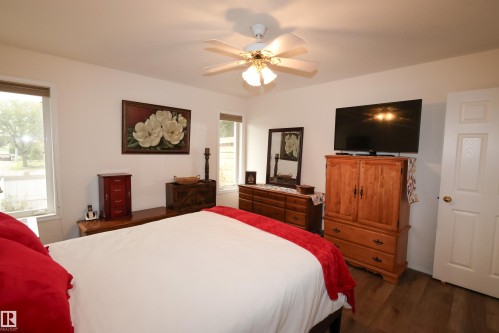 9826 100A Avenue, Morinville, AB - Indoor Photo Showing Bedroom