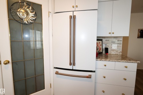 9826 100A Avenue, Morinville, AB - Indoor Photo Showing Kitchen