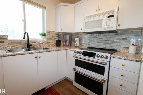 9826 100A Avenue, Morinville, AB - Indoor Photo Showing Kitchen With Double Sink