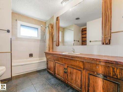 11056 166 Avenue Nw, Edmonton, AB - Indoor Photo Showing Bathroom