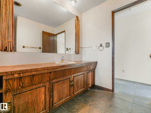 11056 166 Avenue Nw, Edmonton, AB - Indoor Photo Showing Bathroom