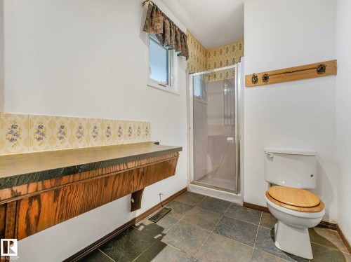 11056 166 Avenue Nw, Edmonton, AB - Indoor Photo Showing Bathroom