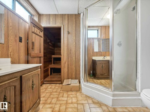 11056 166 Avenue Nw, Edmonton, AB - Indoor Photo Showing Bathroom