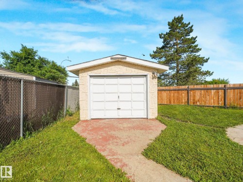 11056 166 Avenue Nw, Edmonton, AB - Outdoor