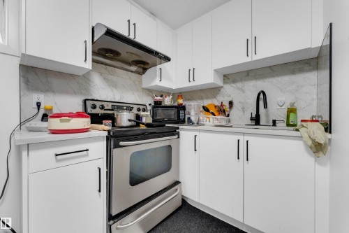 5608 17 Avenue Sw, Edmonton, AB - Indoor Photo Showing Kitchen