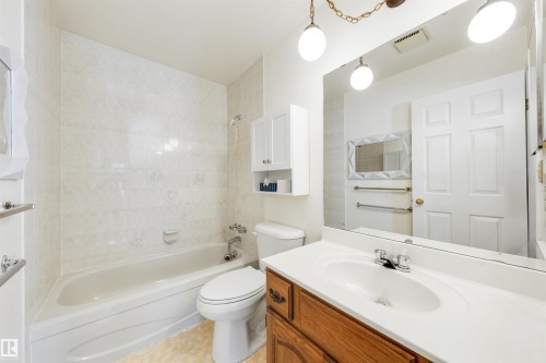 4 Blue Quill Crescent Nw, Edmonton, AB - Indoor Photo Showing Bathroom