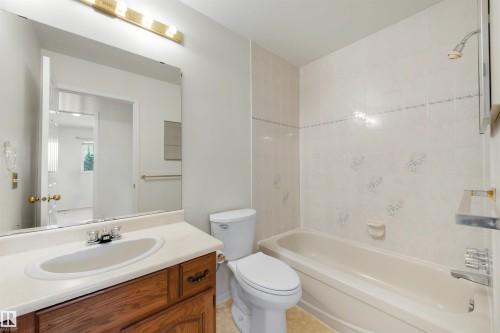 4 Blue Quill Crescent Nw, Edmonton, AB - Indoor Photo Showing Bathroom