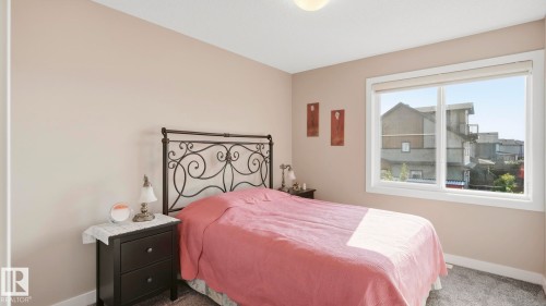 Neutral-toned walls complement plush carpet flooring - 731 36 Street Sw, Edmonton, AB - Indoor Photo Showing Bedroom