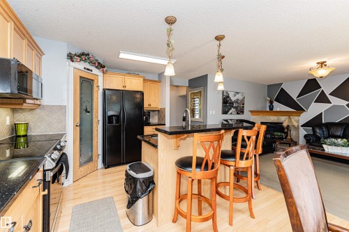 2727 Miles Place Sw, Edmonton, AB - Indoor Photo Showing Kitchen