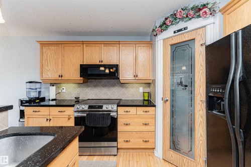 2727 Miles Place Sw, Edmonton, AB - Indoor Photo Showing Kitchen