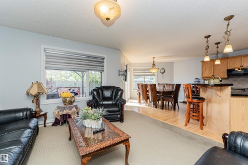 2727 Miles Place Sw, Edmonton, AB - Indoor Photo Showing Living Room