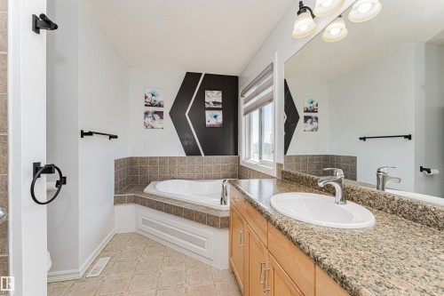 2727 Miles Place Sw, Edmonton, AB - Indoor Photo Showing Bathroom