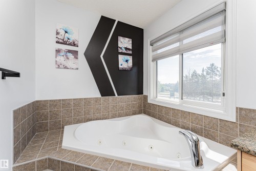 2727 Miles Place Sw, Edmonton, AB - Indoor Photo Showing Bathroom
